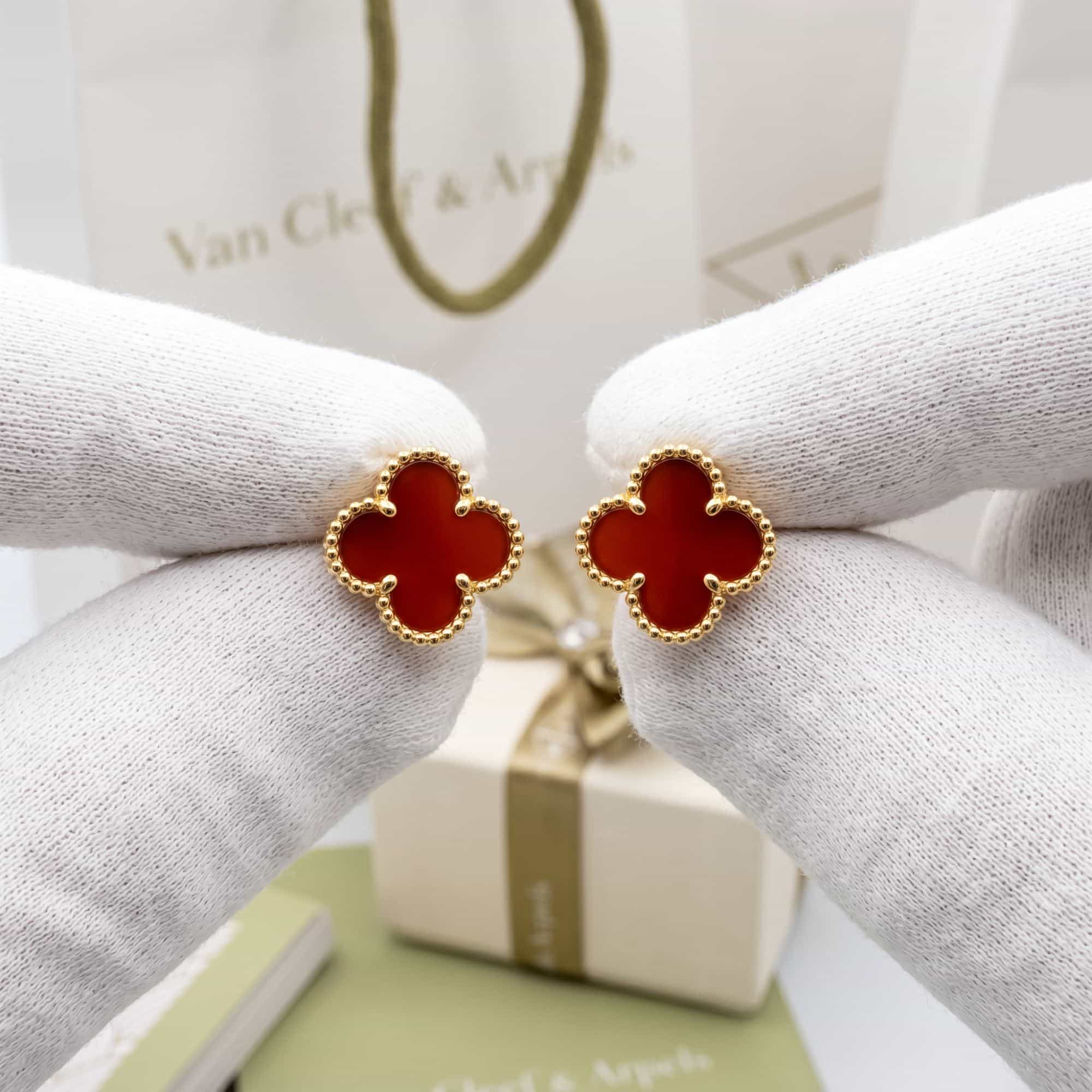 Van Cleef & Arpels Серьги Van Cleef & Arpels Vintage Alhambra, желтое золото, сердолик