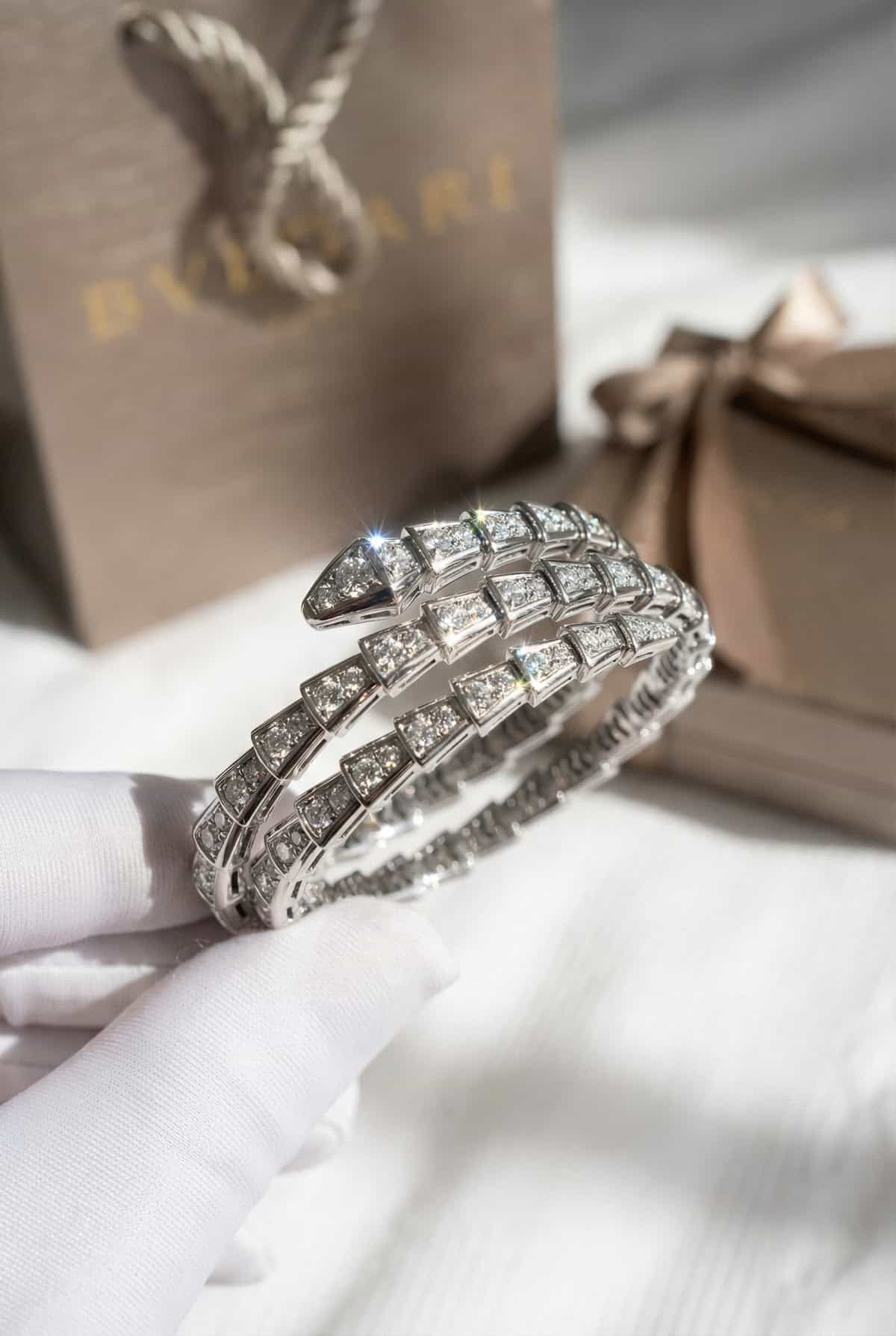 Золотой браслет с бриллиантами Bulgari Serpenti Viper
