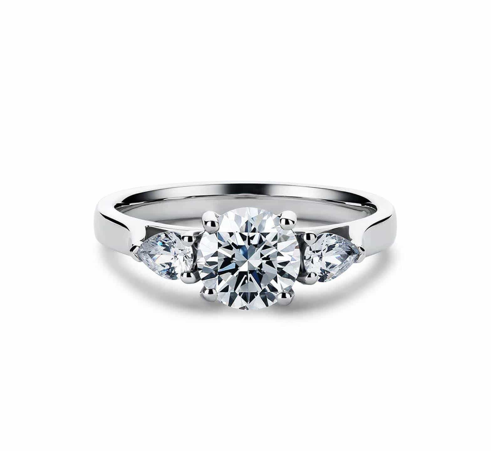 DIAMDOR Золотое помолвочное кольцо