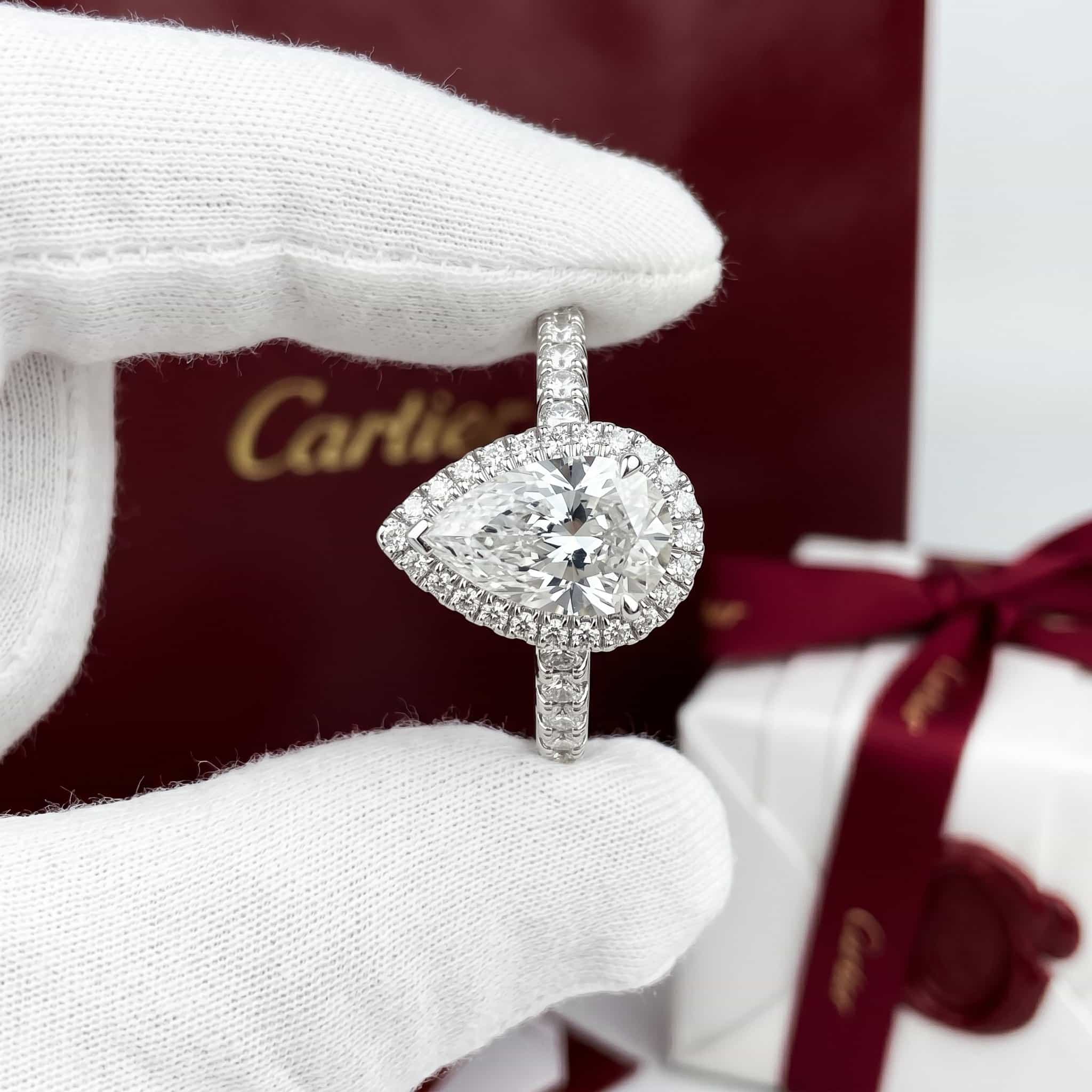 Золотое кольцо-солитер Cartier Destinée с бриллиантами, бриллиант грушевидной огранки, паве