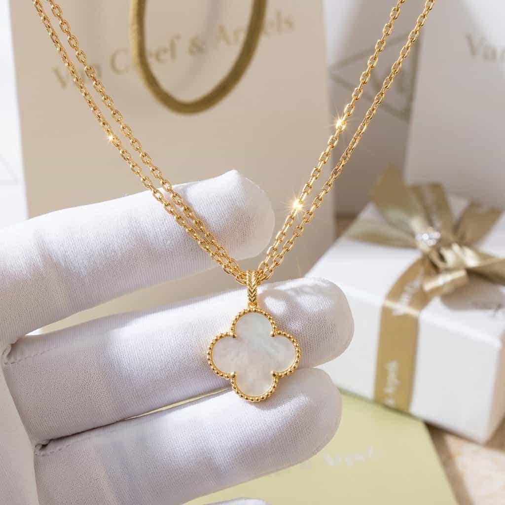 Van Cleef & Arpels Колье Van Cleef & Arpels Magic Alhambra, 1 мотив, желтое золото, белый перламутр