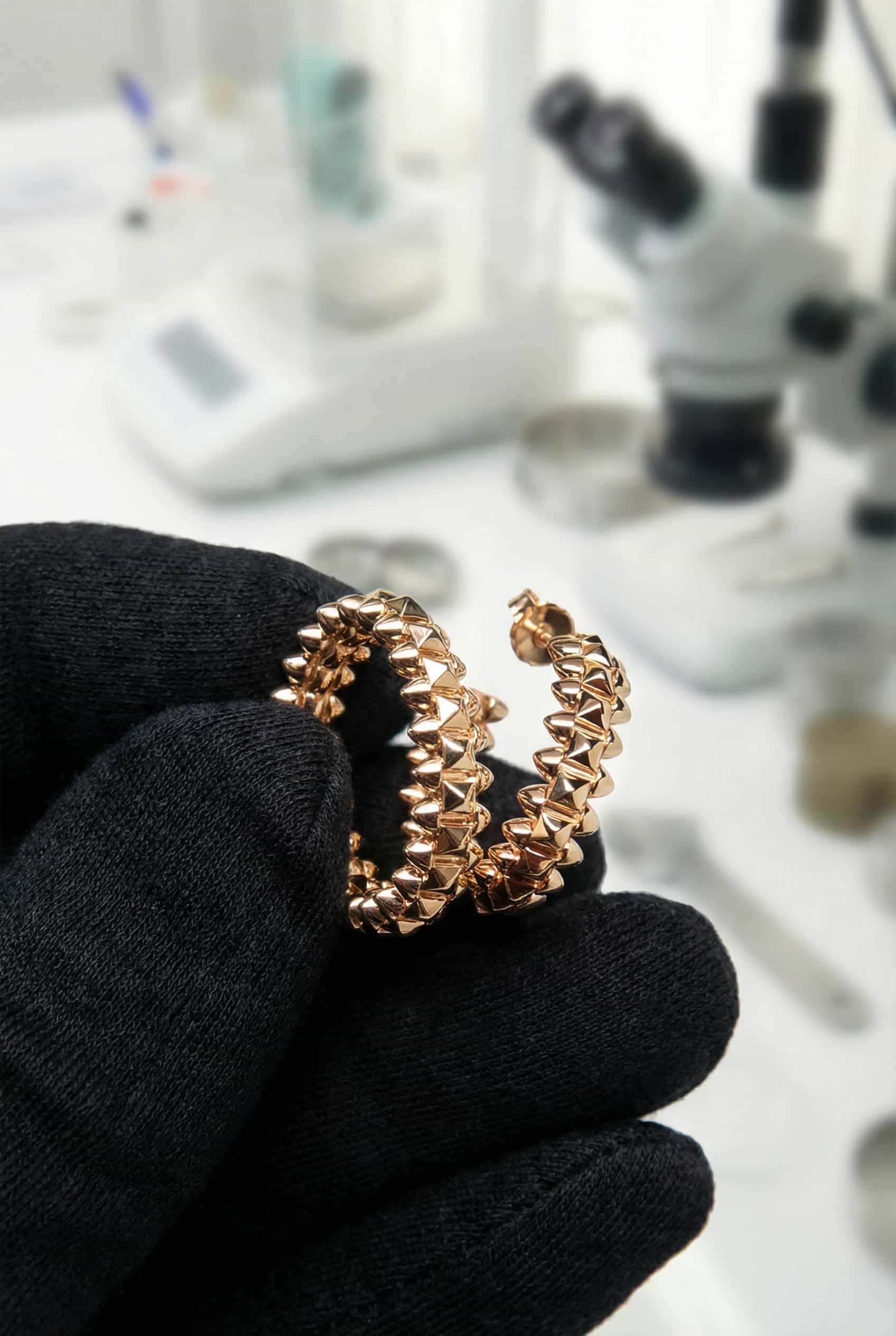 Золотые серьги Cartier Clash de Cartier