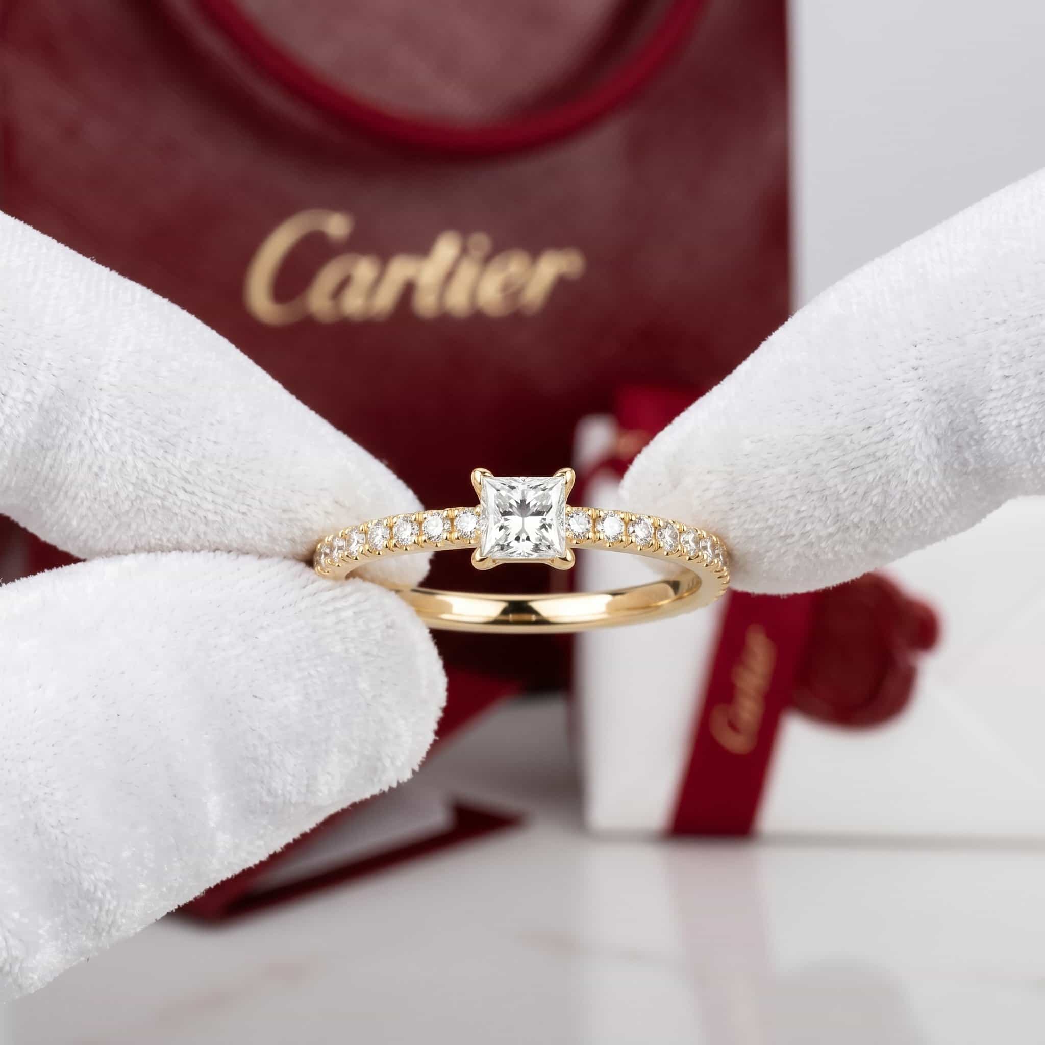Золотое кольцо Cartier Étincelle с бриллиантами, бриллиант огранки принцесса, паве