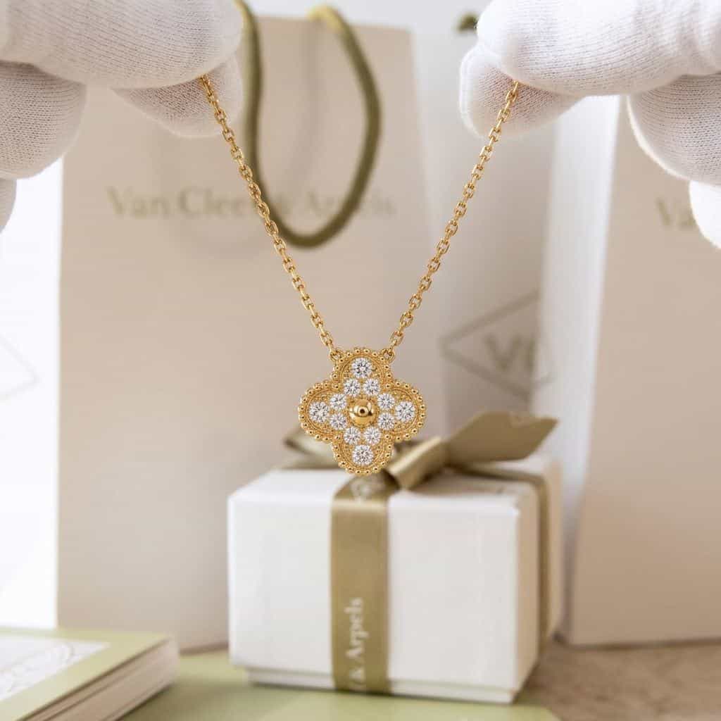 Van Cleef & Arpels Кулон Van Cleef & Arpels Vintage Alhambra с бриллиантами