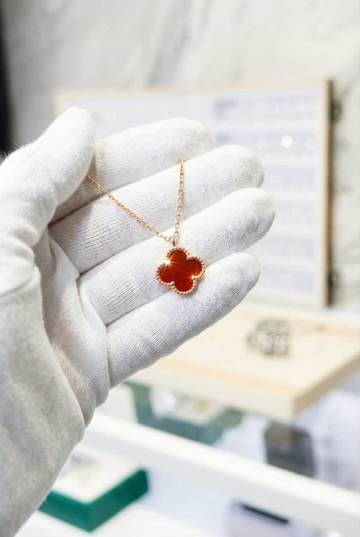 Золотая подвеска с бриллиантами Van Cleef Sweet Alhambra