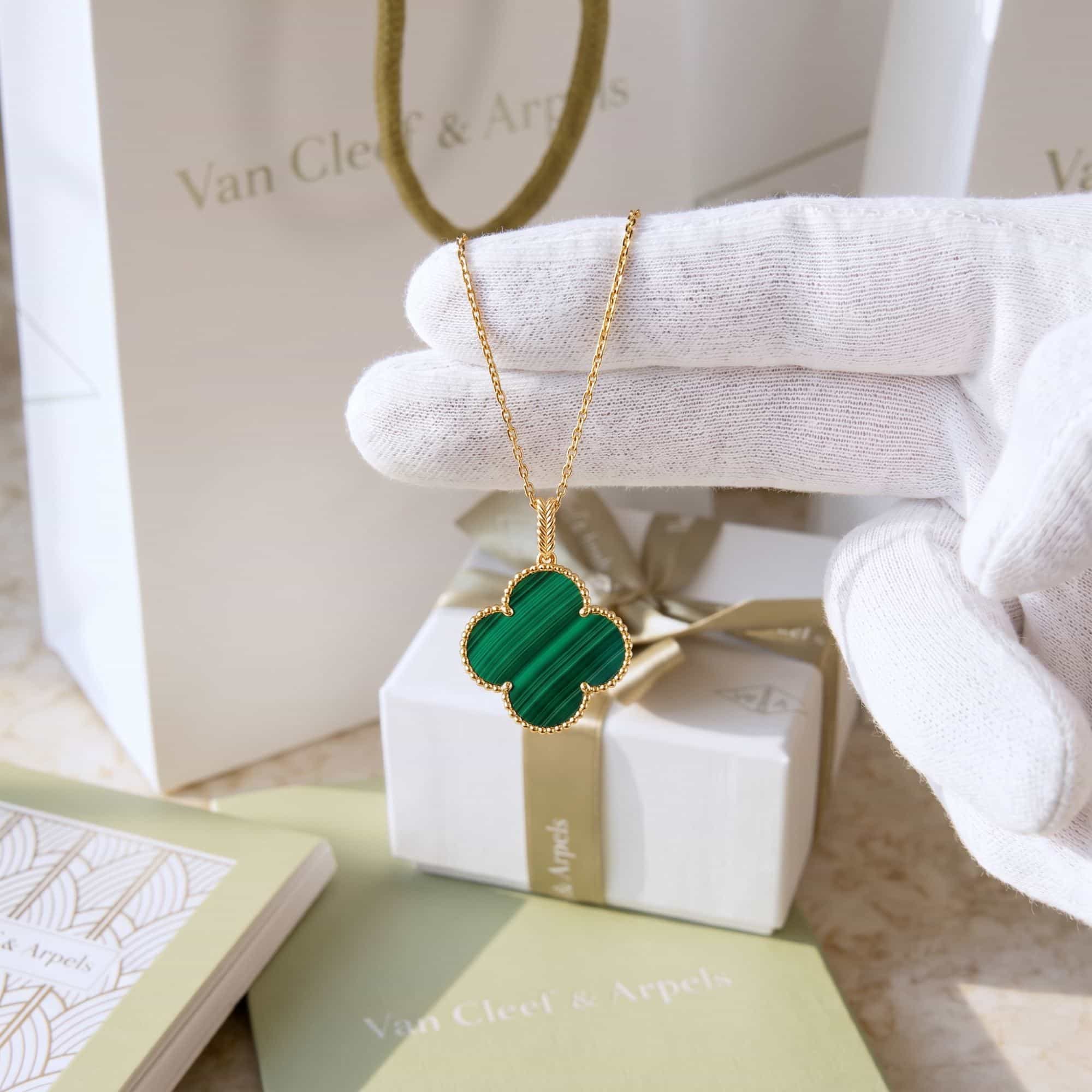 Van Cleef & Arpels Колье Van Cleef & Arpels Magic Alhambra, 1 мотив, жёлтое золото, малахит