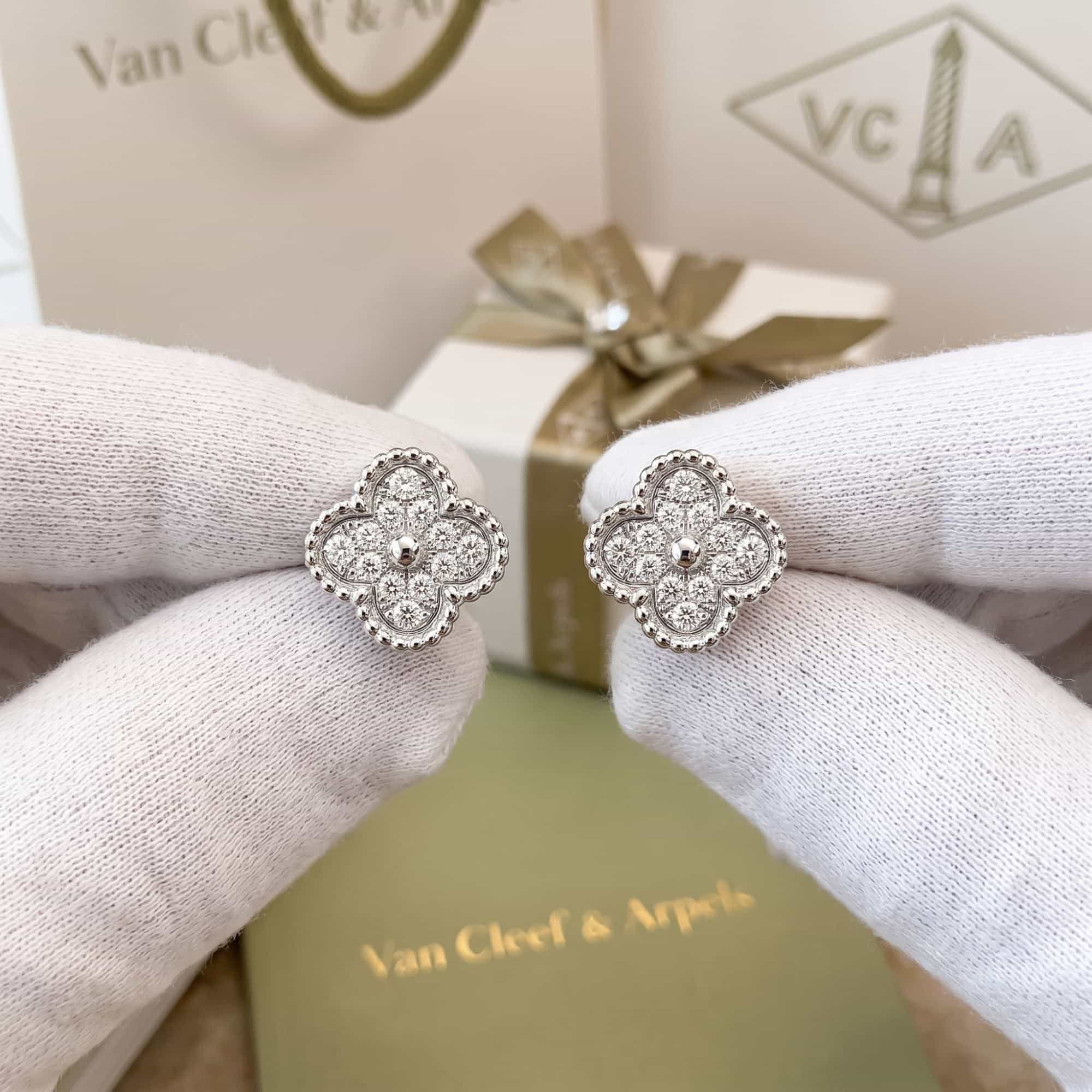 Van Cleef & Arpels Серьги-гвоздики Sweet Alhambra, белое золото, бриллианты