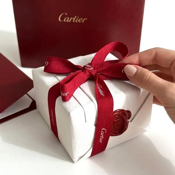 Фирменная упаковка Cartier