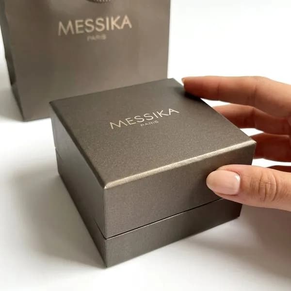 Фирменная упаковка Messika