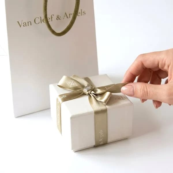Фирменная упаковка Van Cleef & Arpels