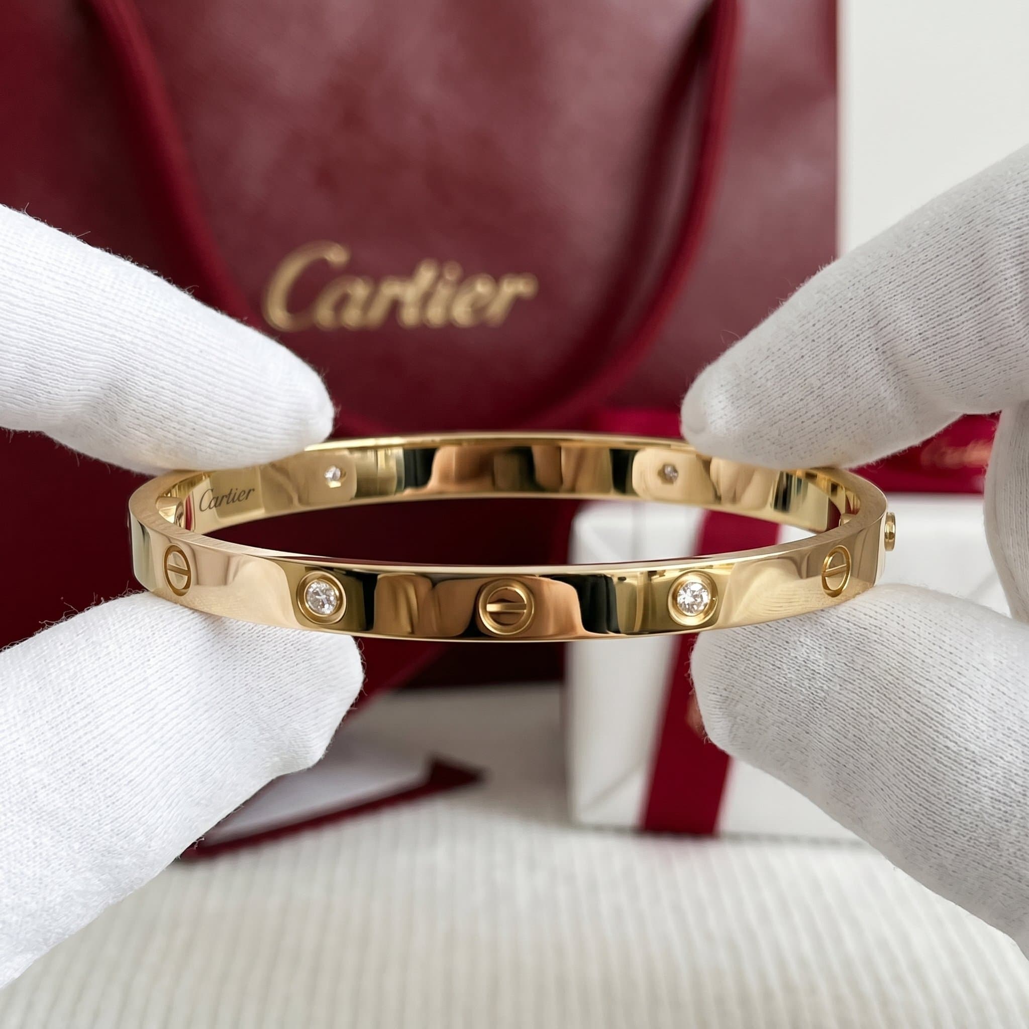 Золотой браслет Cartier Love с бриллиантами, средняя модель, 4 бриллианта — фото 3