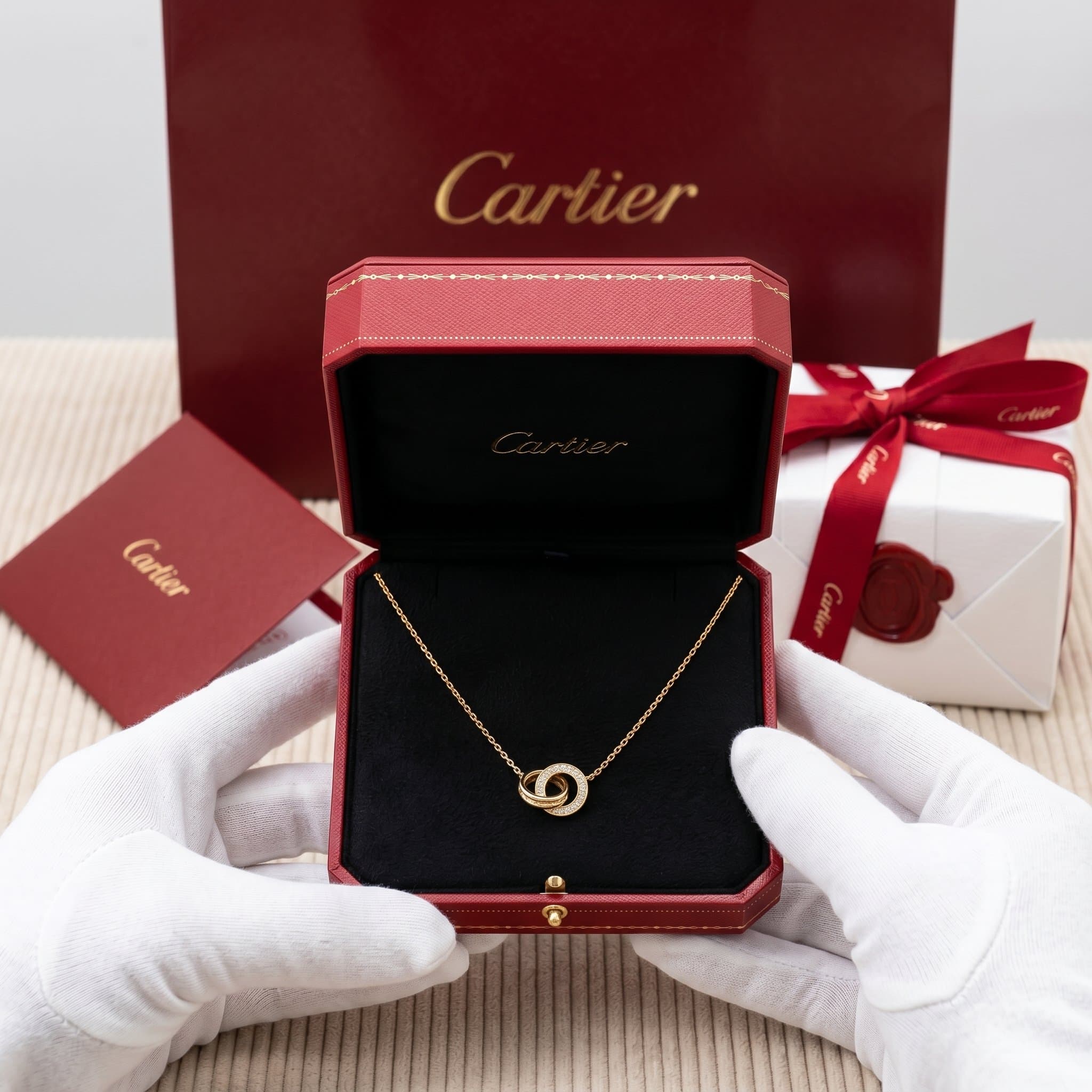 Золотая подвеска Cartier Love с бриллиантами, паве — фото 3