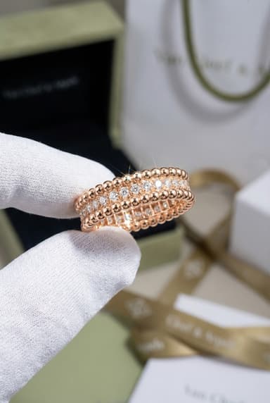 Золотое кольцо с бриллиантами Van Cleef Perlée