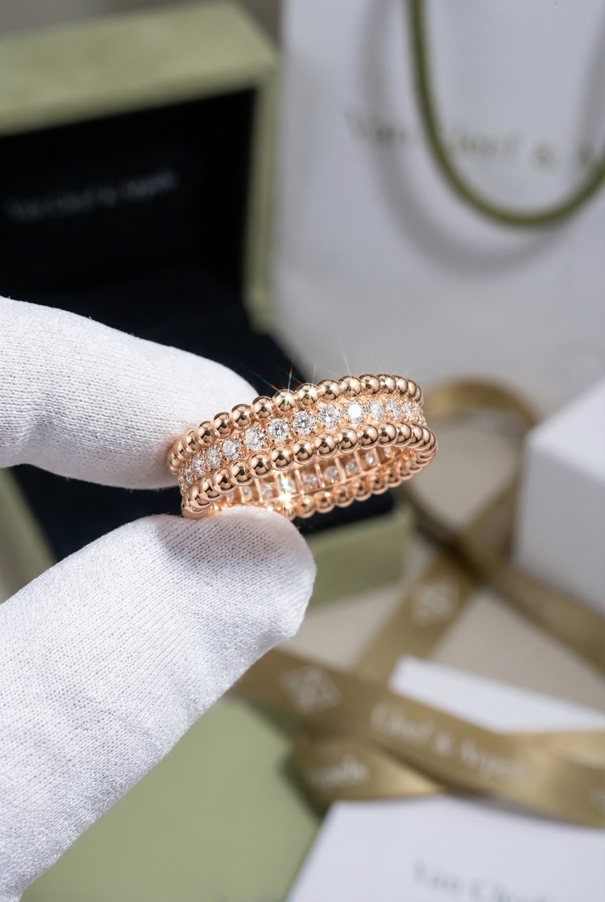 Золотое кольцо с бриллиантами Van Cleef Perlée