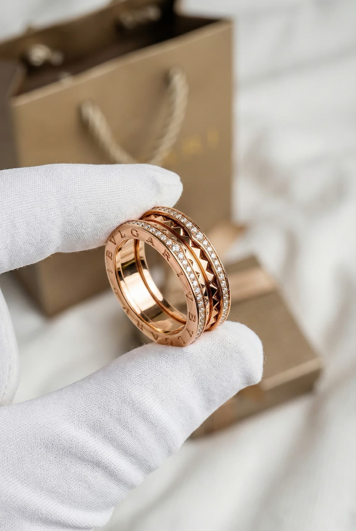 Золотое кольцо с бриллиантами Bulgari B.zero1