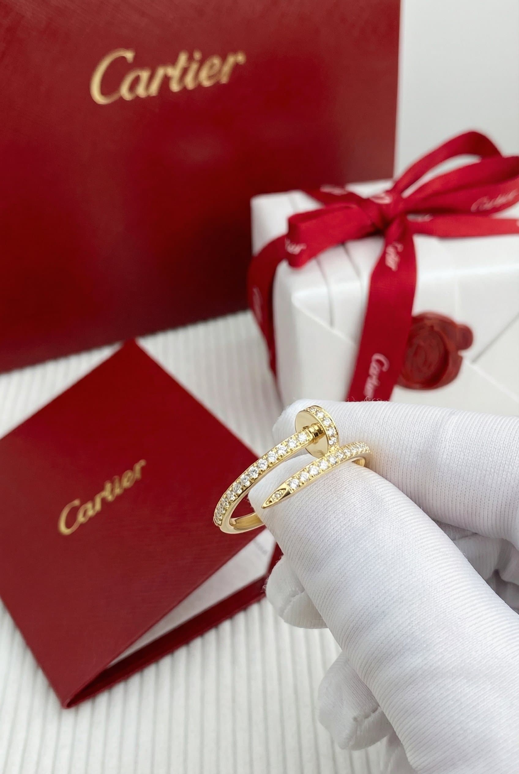 Золотое кольцо Cartier Juste un Clou с бриллиантами