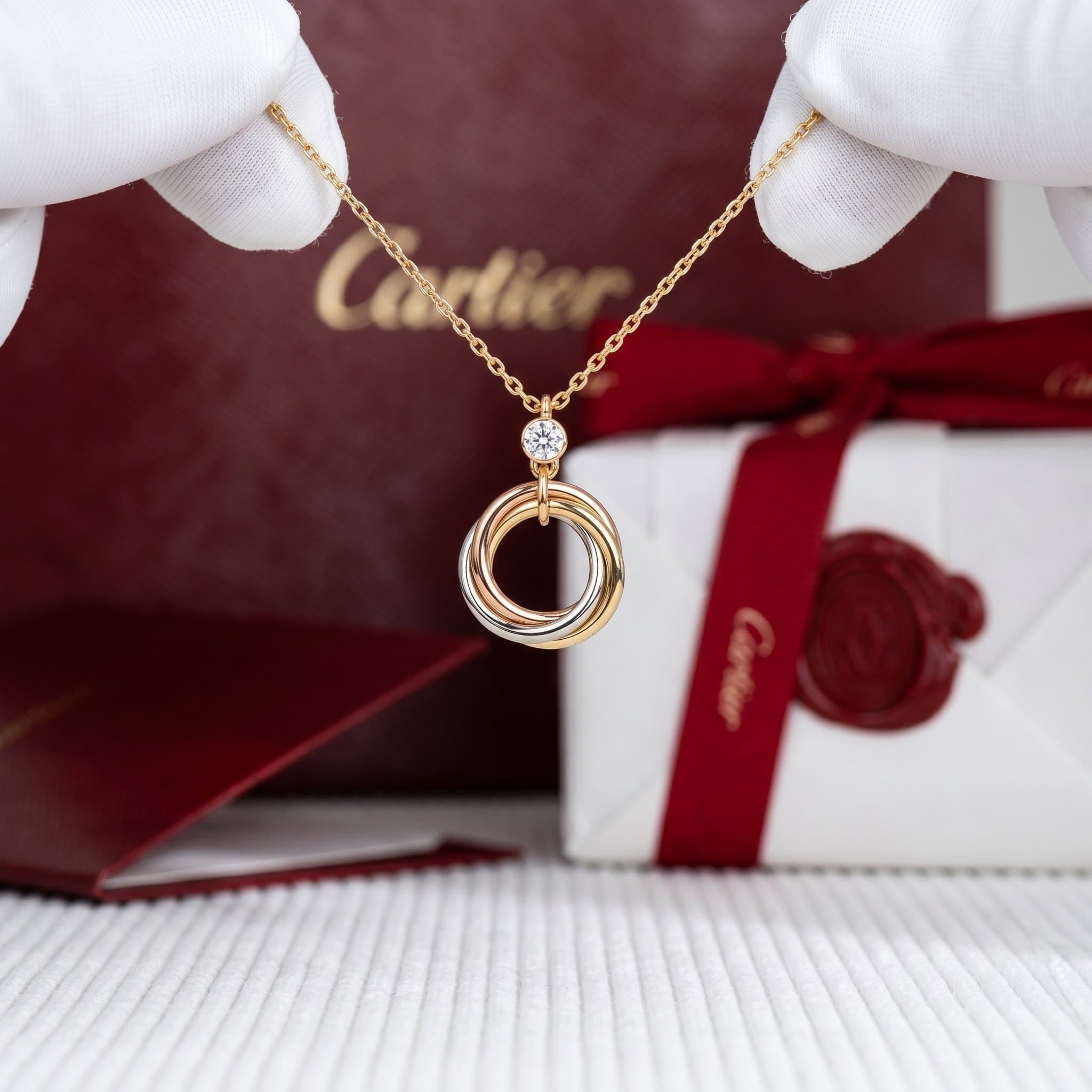 Золотая подвеска Cartier Trinity с бриллиантами, 1 бриллиант — фото 2
