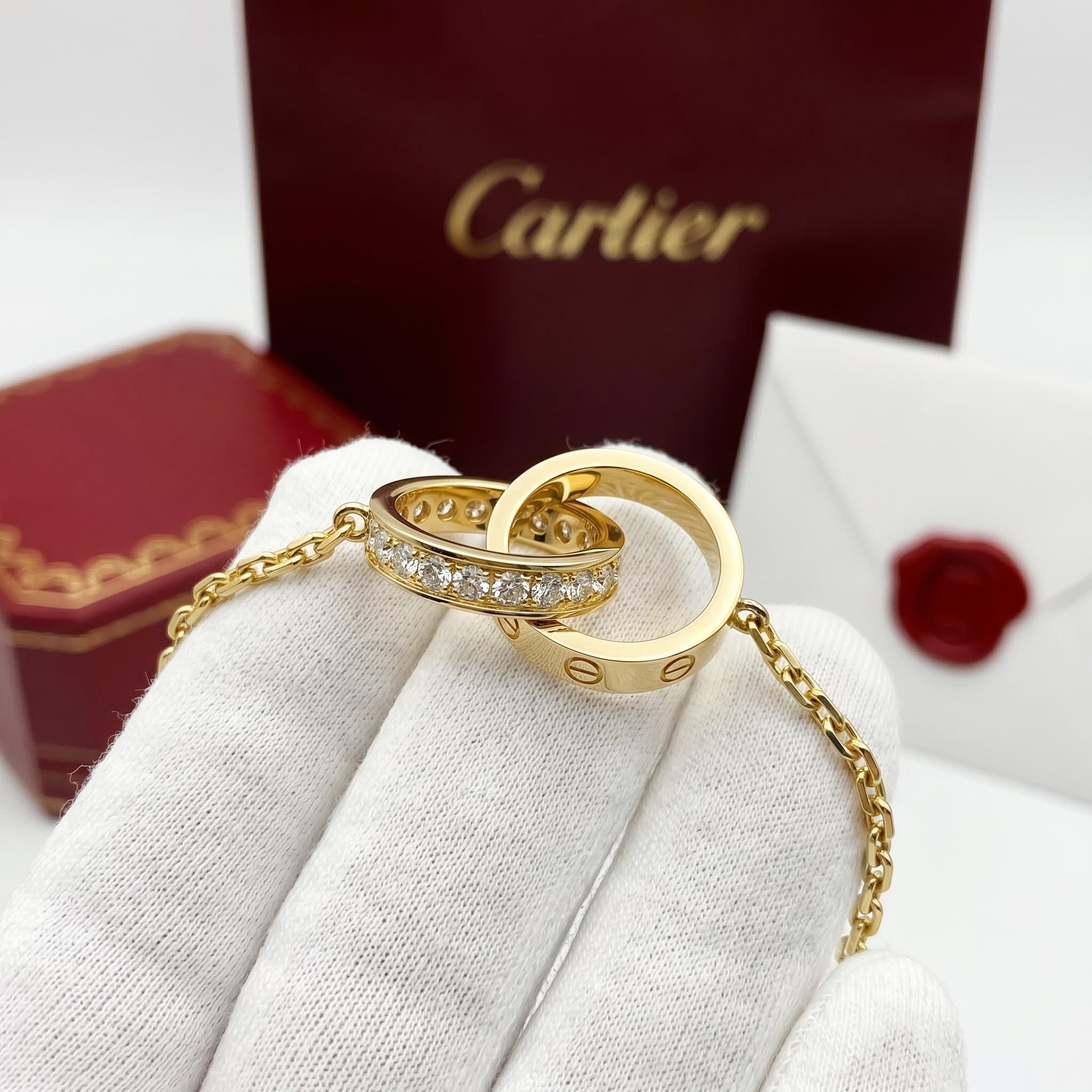 Золотой браслет Cartier Love с бриллиантами, на цепочке, частичное паве, Жёлтое золото