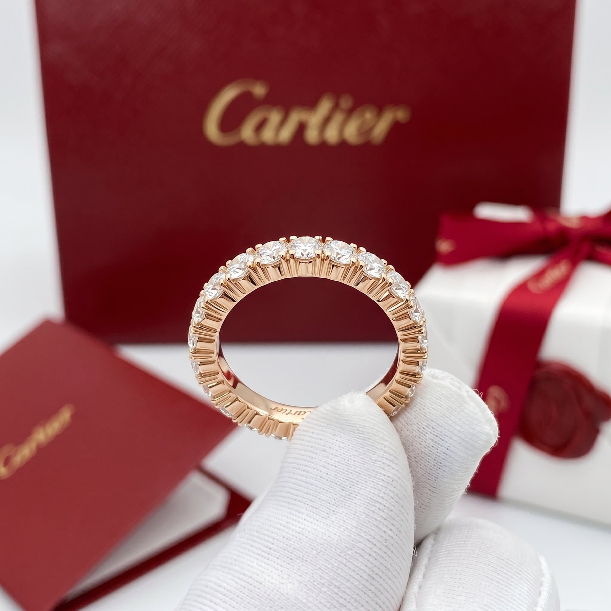 Золотое обручальное кольцо Cartier Destinée с бриллиантами, ширина 3,3 мм, паве
