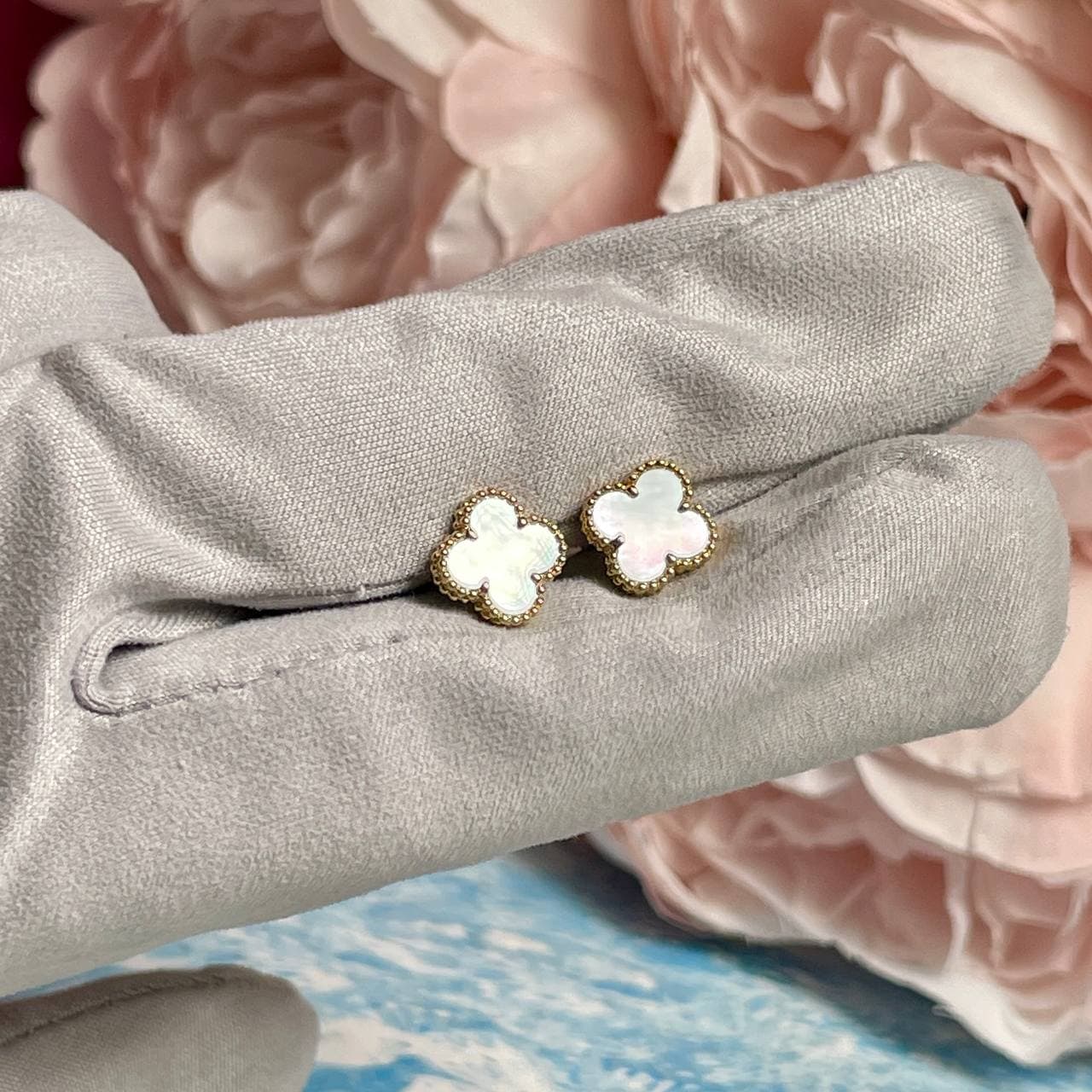 Пусеты Van Cleef Sweet Alhambra с перламутром (желтое золото 750)