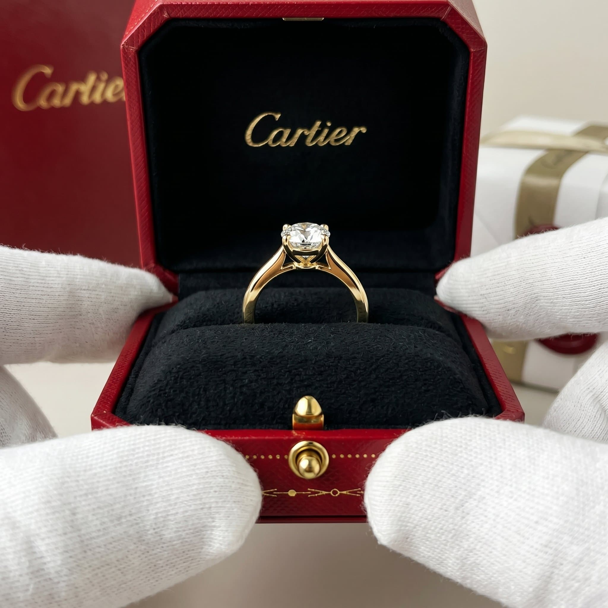Золотое кольцо-солитер Cartier 1895 с бриллиантами, бриллиант круглой огранки — фото 3