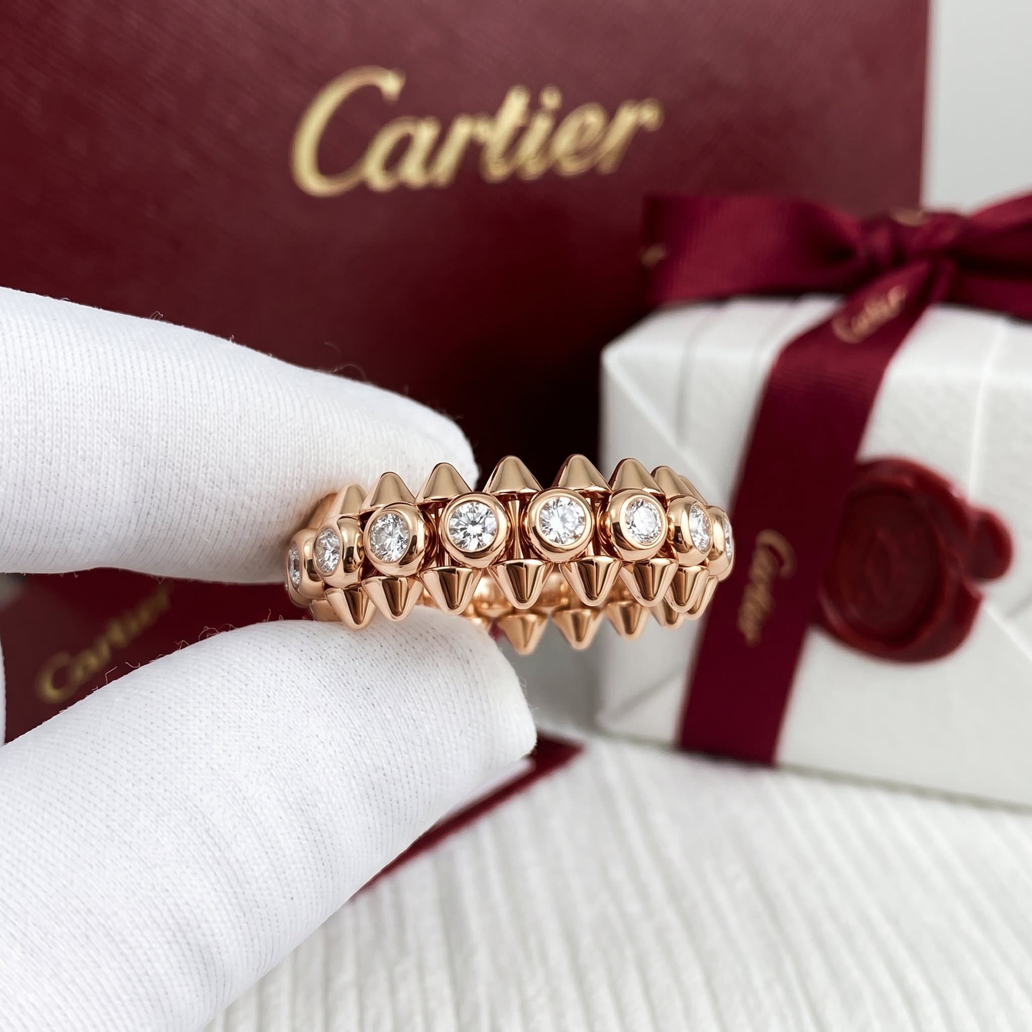 Золотое кольцо Cartier Clash с бриллиантами, средняя модель, паве — фото 2
