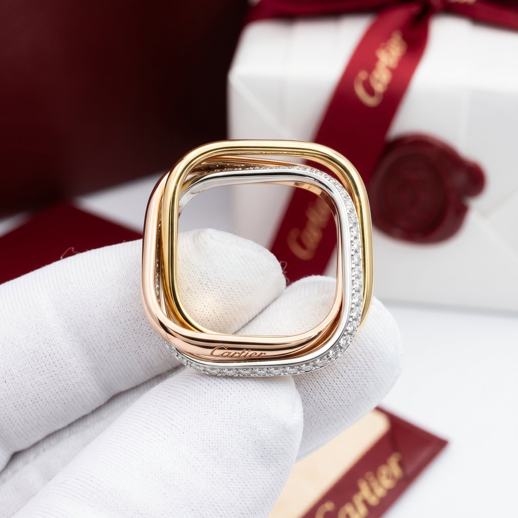 Золотое кольцо Cartier Trinity с бриллиантами, форма кушон, средняя модель, частичное паве, Белое и жёлтое золото