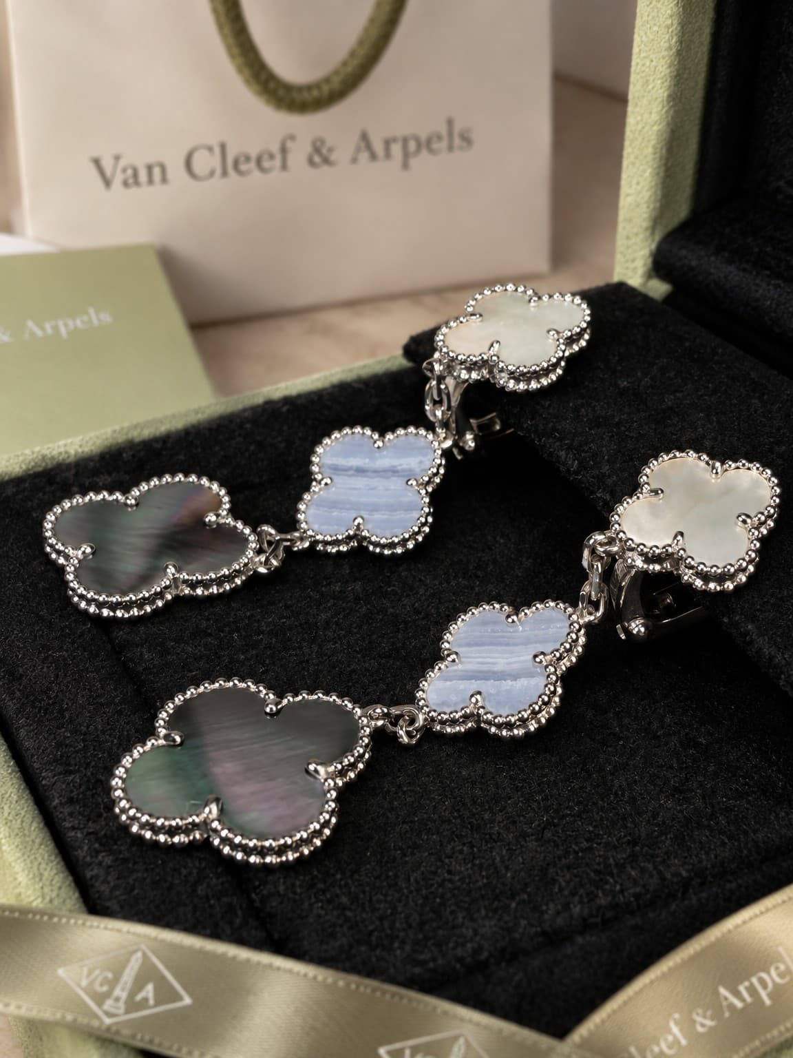Серьги Van Cleef 3 мотива (серый, белый перламутр, халцедон) — фото 3