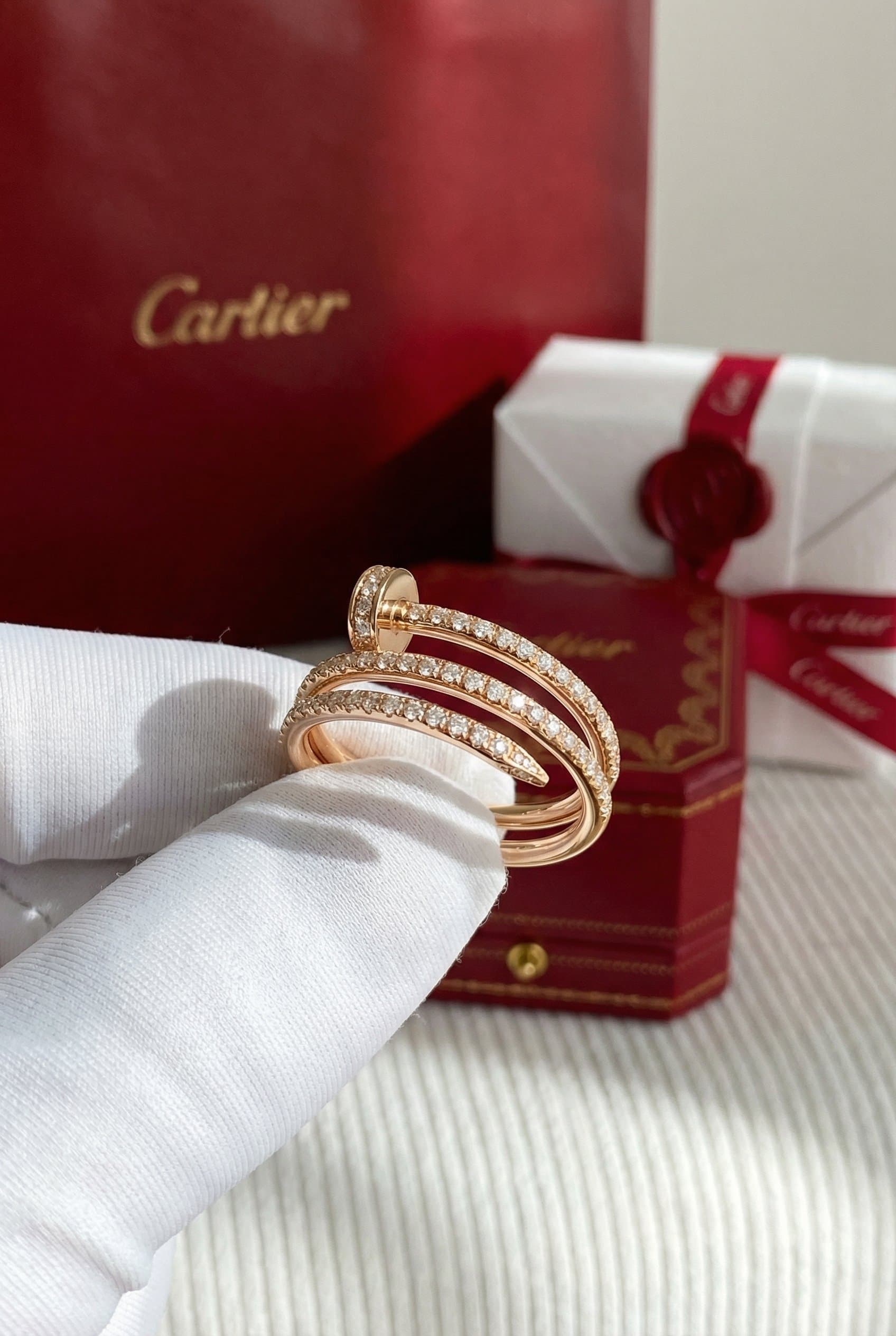 Золотое кольцо Cartier Juste un Clou с бриллиантами