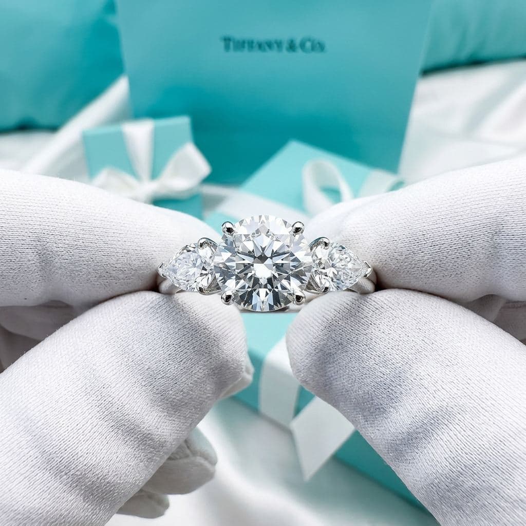 Кольцо Tiffany Three Stone с боковыми бриллиантами грушевидной формы — фото 2