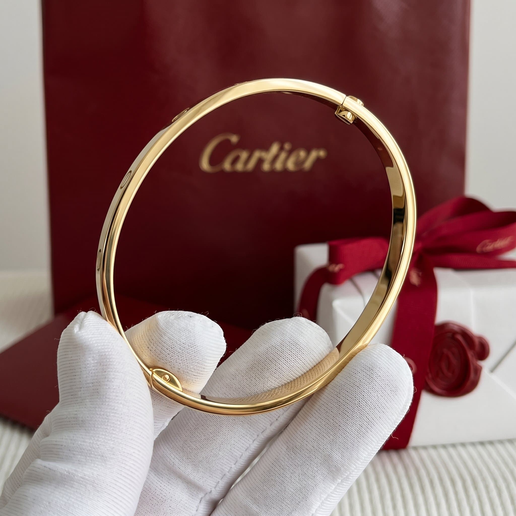 Золотой браслет Cartier Love с бриллиантами, малая модель, 6 бриллиантов — фото 4