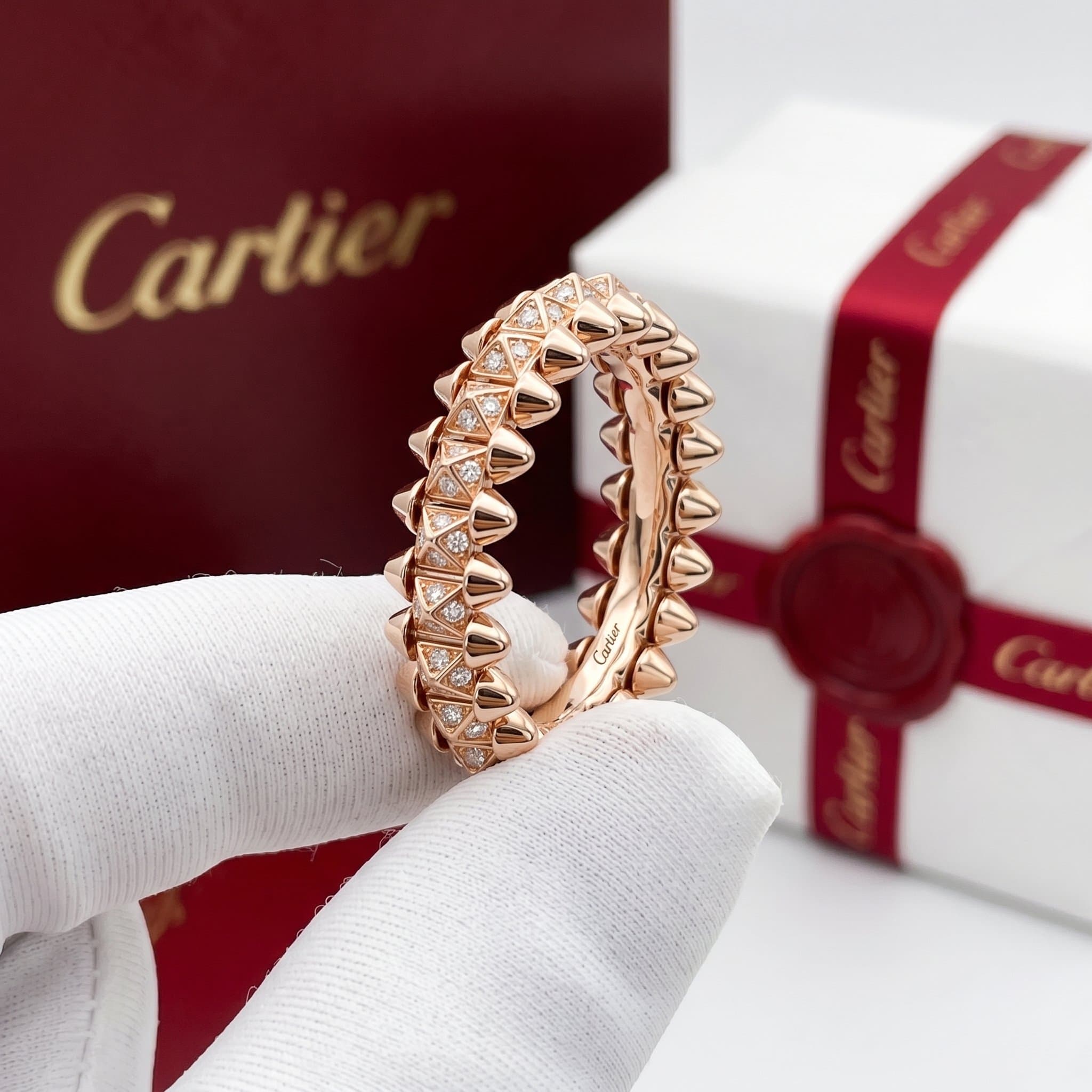 Золотое кольцо Cartier Clash с бриллиантами, малая модель, паве — фото 2