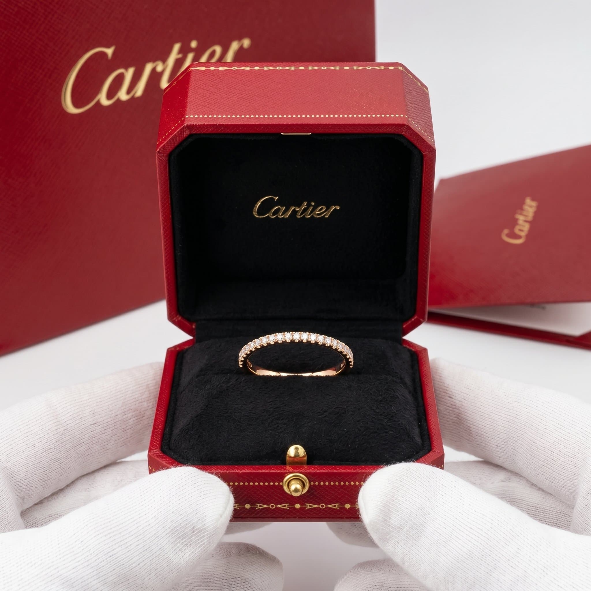 Золотое обручальное кольцо Cartier Étincelle с бриллиантами, ширина 1,5 мм, паве — фото 3