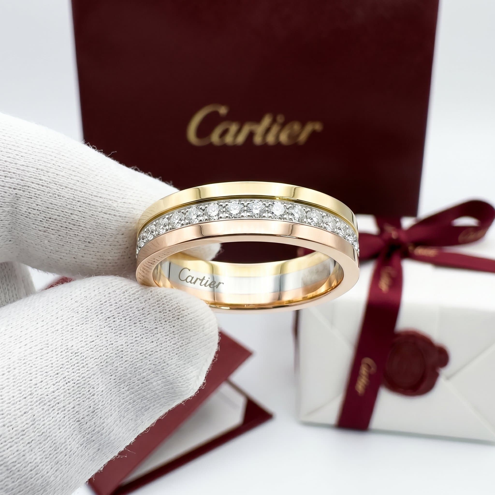Золотое обручальное кольцо Cartier Vendôme с бриллиантами, ширина 4,8 мм, паве, Белое и жёлтое золото