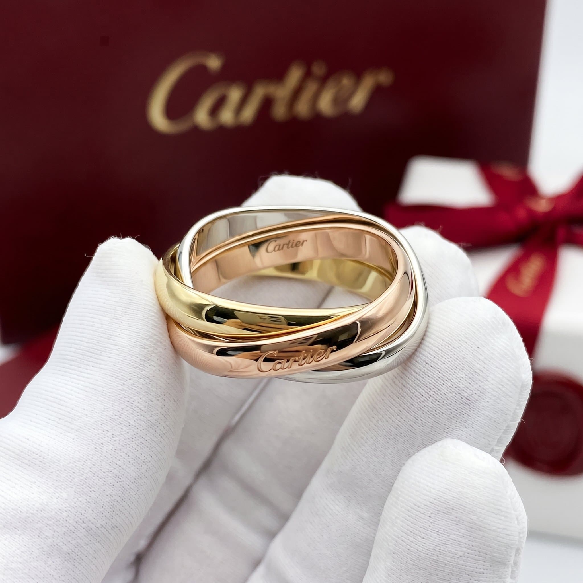 Золотое кольцо Cartier Trinity, форма кушон, классическая модель, Белое и жёлтое золото