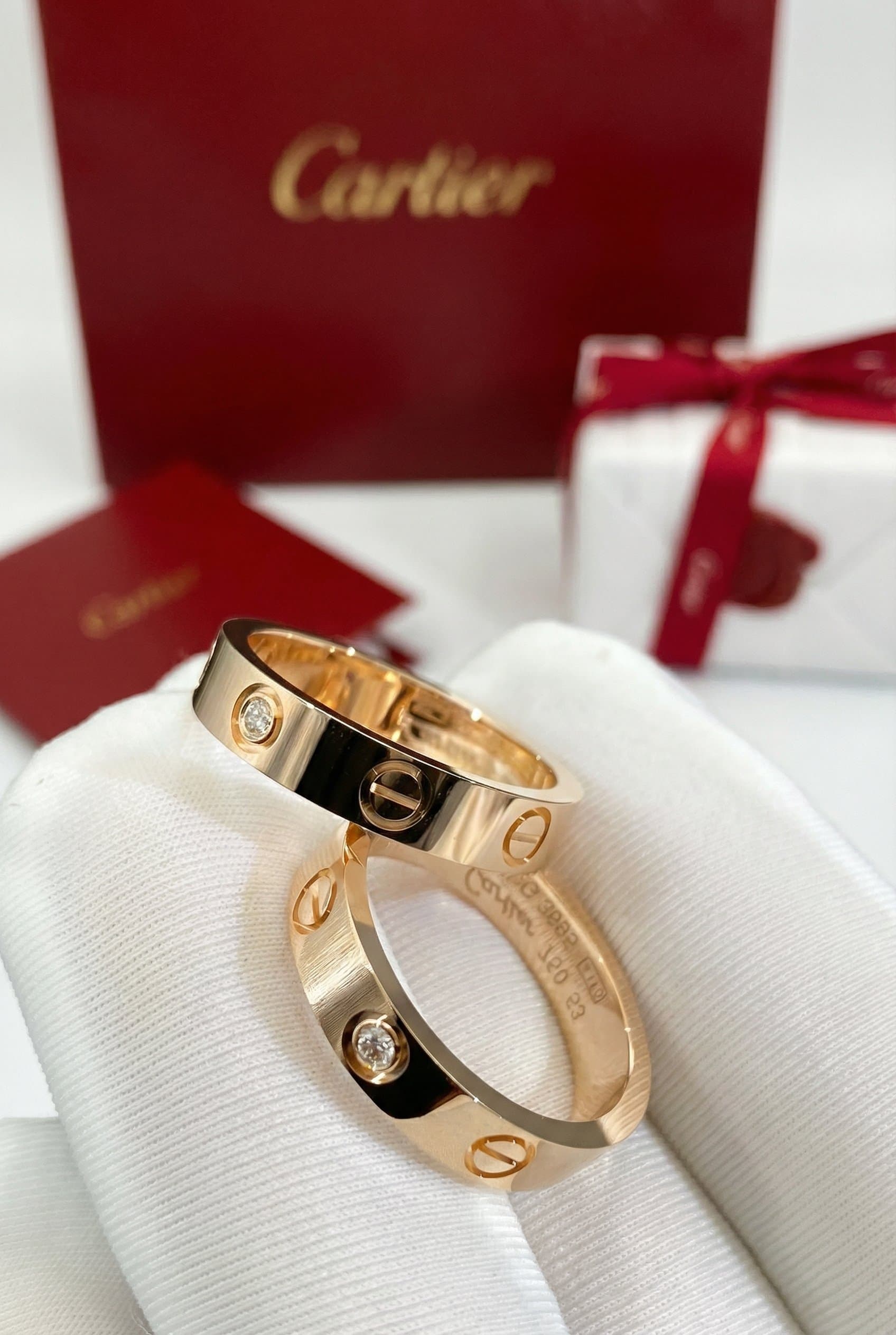 Золотое обручальное кольцо Cartier Love с бриллиантами