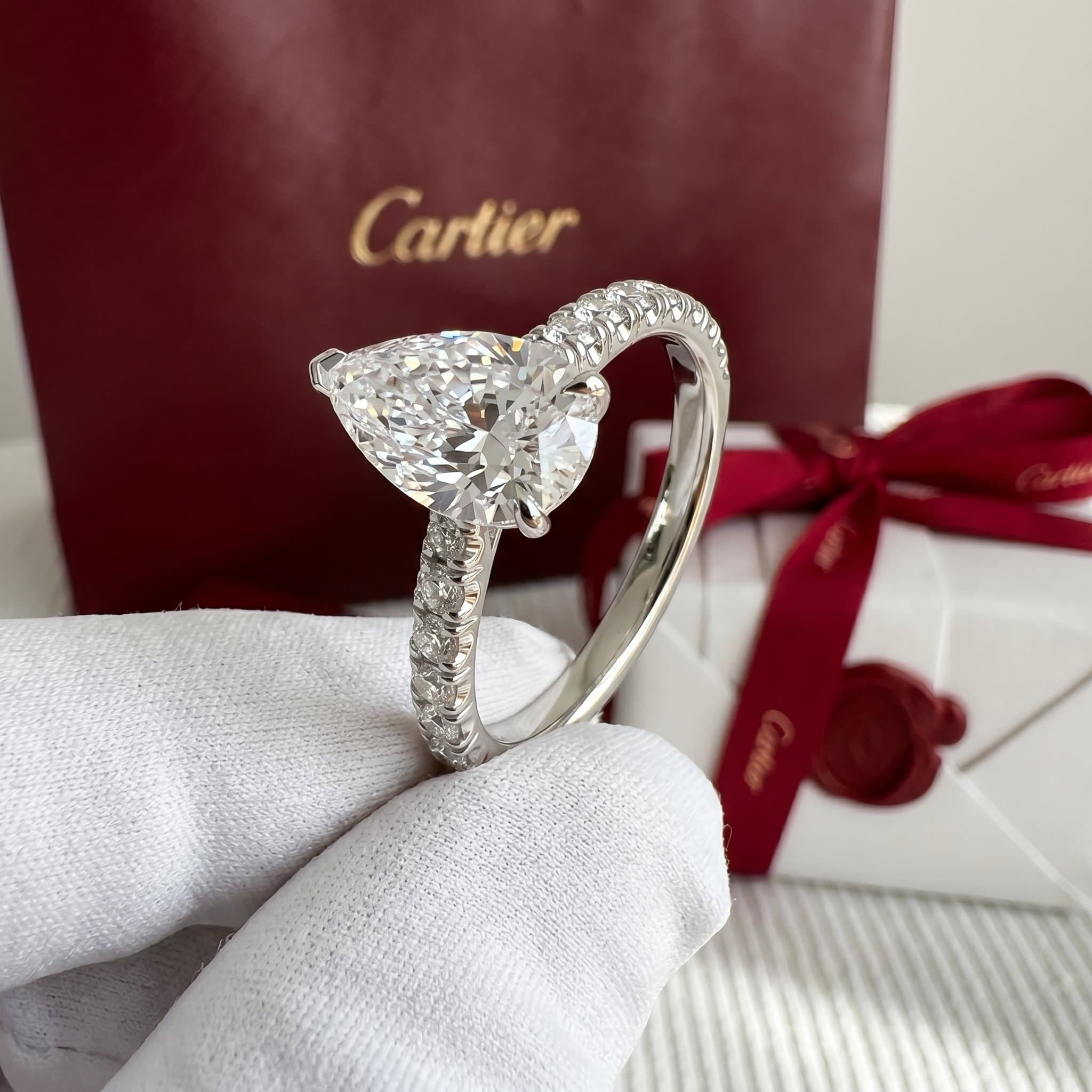 Золотое кольцо-солитер Cartier 1895 с бриллиантами, бриллиант грушевидной огранки, паве