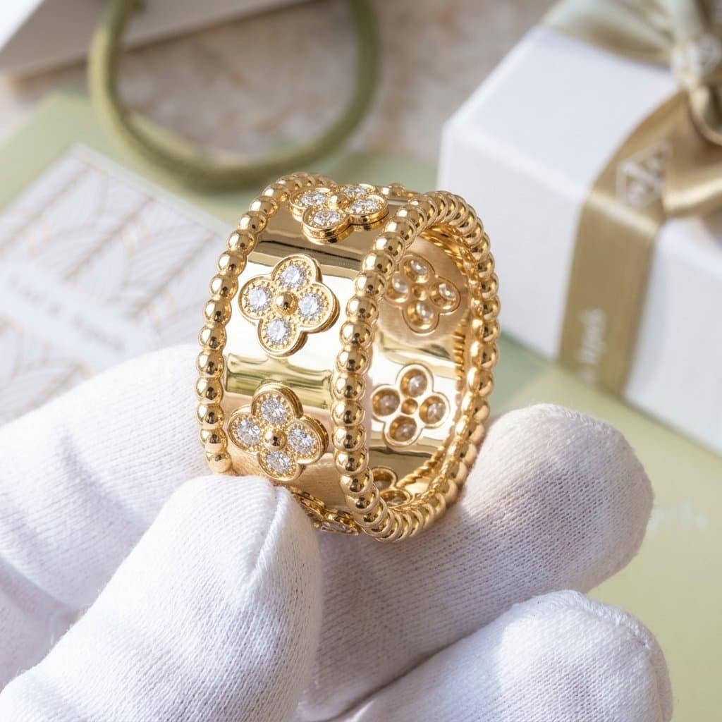 Кольцо Van Cleef & Arpels Perlée clovers, средняя модель, Жёлтое золото