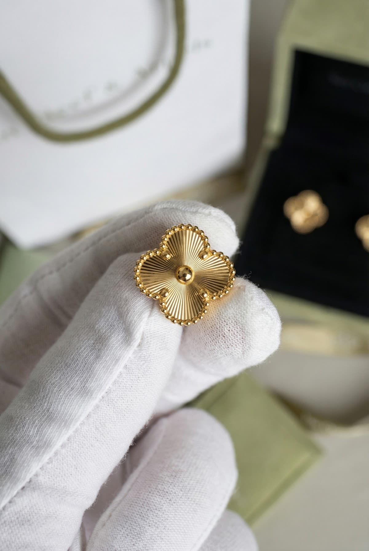 Van Cleef & Arpels Золотые серьги Van Cleef Vintage Alhambra