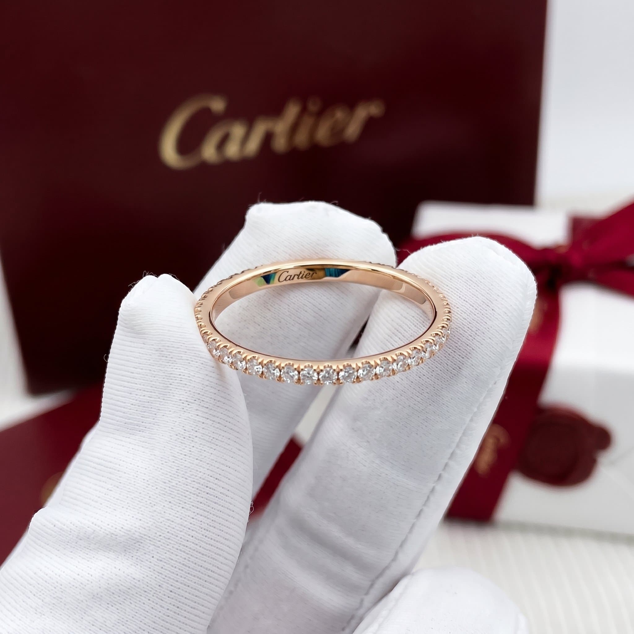 Золотое обручальное кольцо Cartier Étincelle с бриллиантами, ширина 1,5 мм, паве