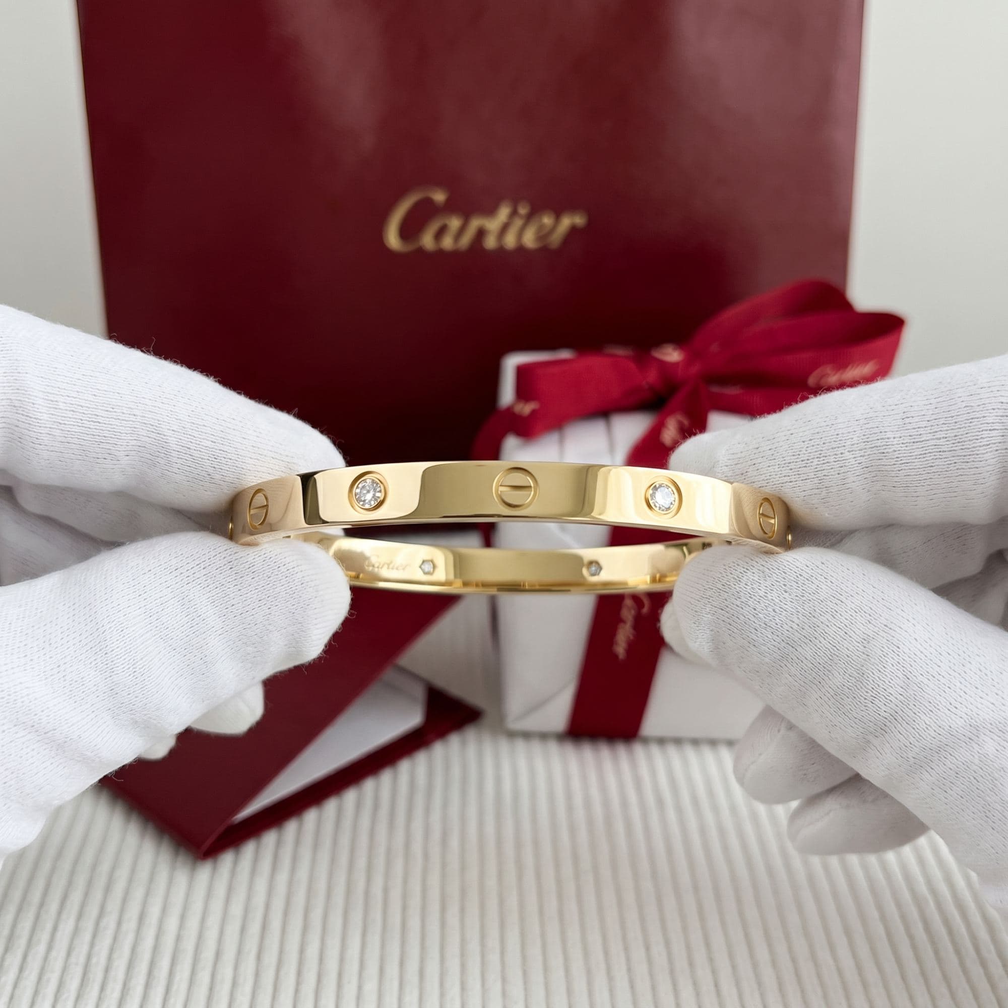 Золотой браслет Cartier Love с бриллиантами, классическая модель, матовая отделка, 4 бриллианта, Жёлтое золото