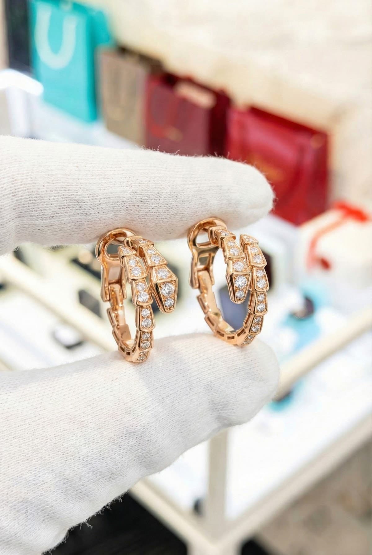 Золотые серьги Bulgari Serpenti с бриллиантами