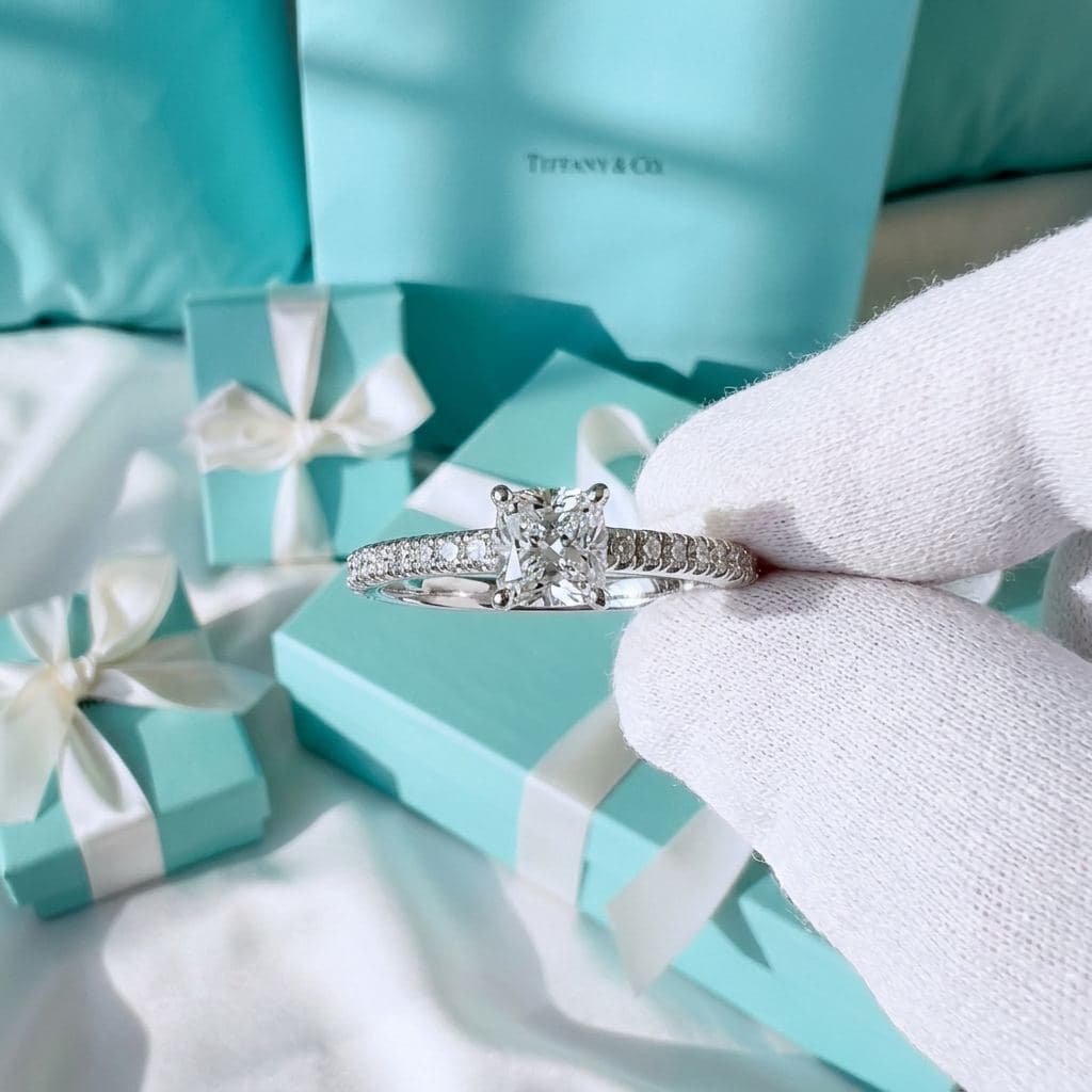Кольцо Tiffany Novo с бриллиантом кушон и дорожкой из бриллиантов, Белое золото
