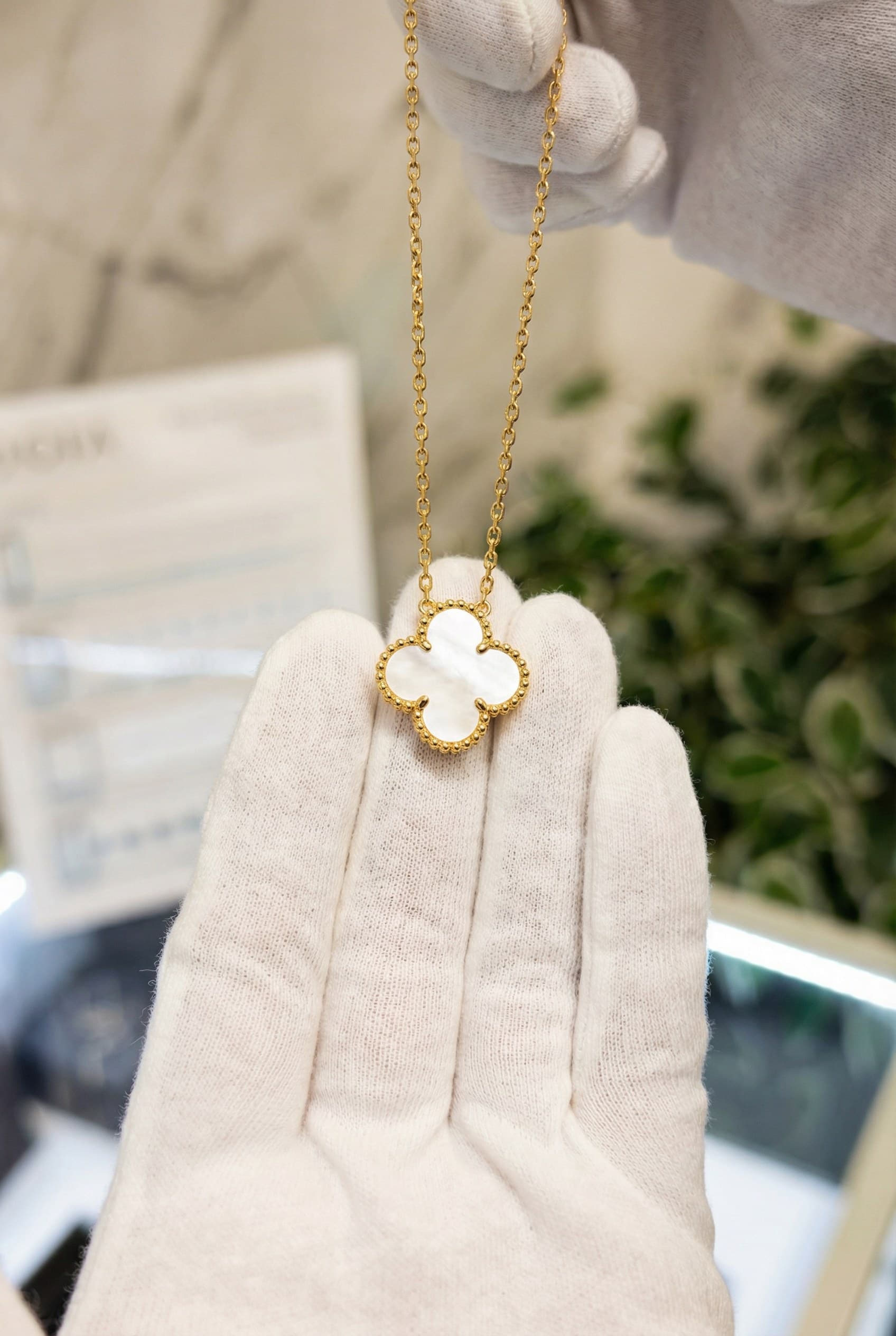 Золотая подвеска Van Cleef Vintage Alhambra с перламутром