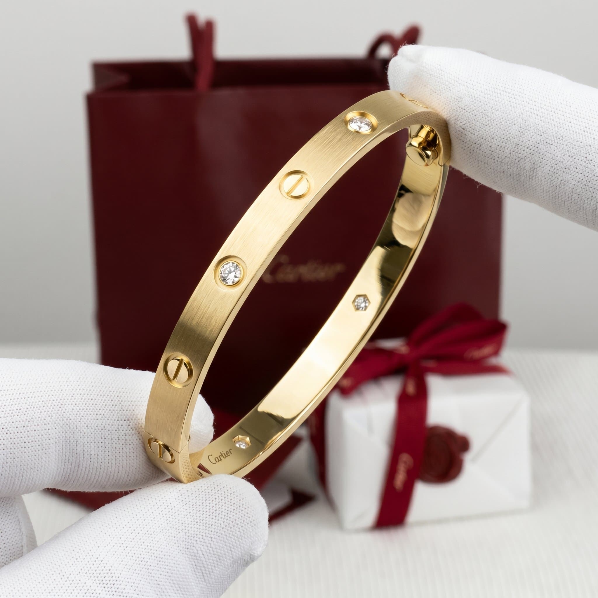 Золотой браслет Cartier Love с бриллиантами, классическая модель, матовая отделка, 4 бриллианта — фото 2