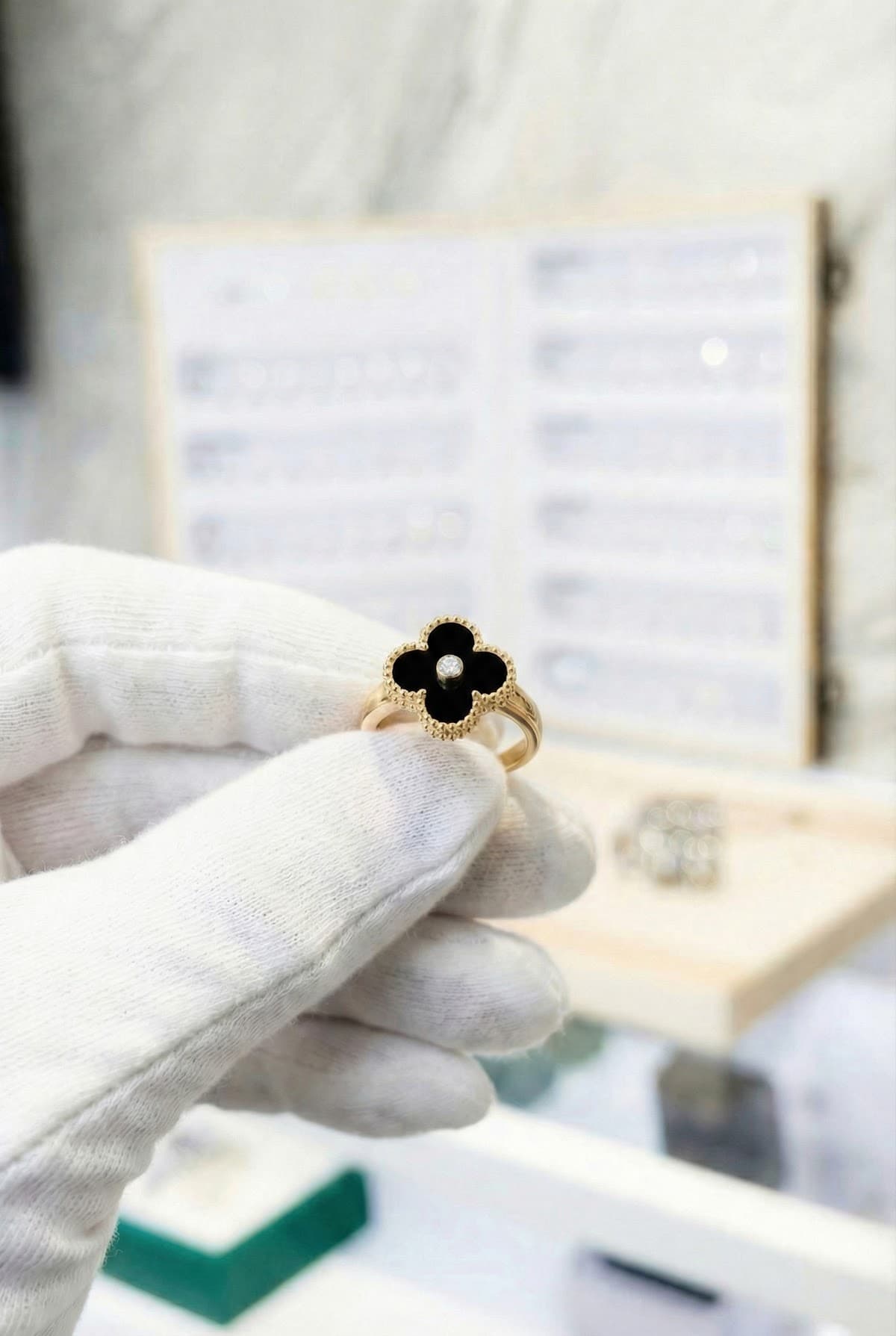 Van Cleef & Arpels Золотое кольцо с бриллиантами Van Cleef Vintage Alhambra