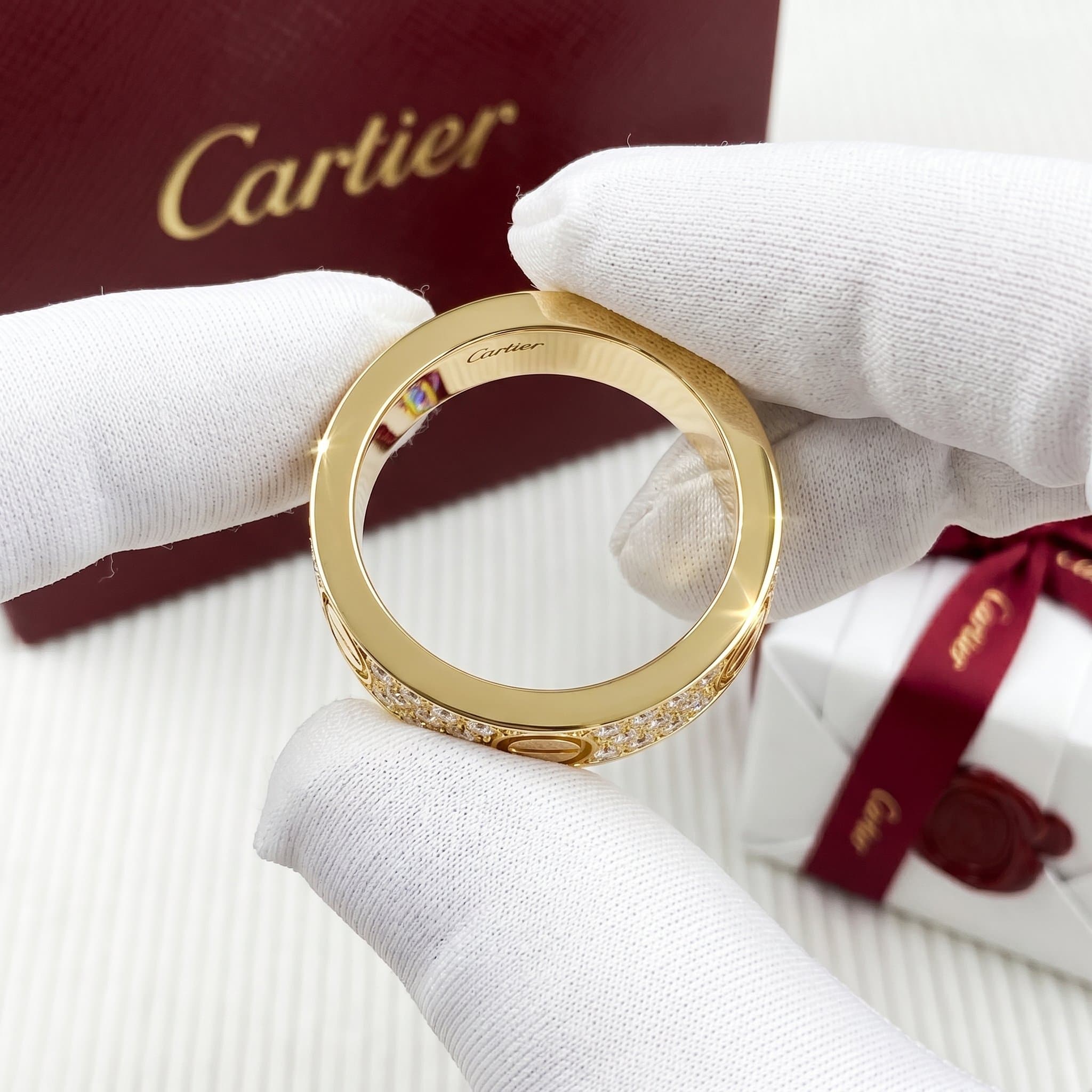 Золотое кольцо Cartier Love с бриллиантами, классическая модель, паве — фото 3