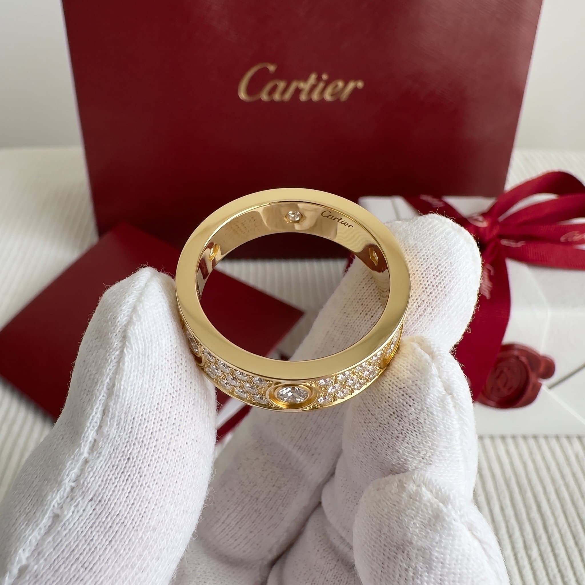 Золотое кольцо Cartier Love с бриллиантами, классическая модель, паве, 6 бриллиантов — фото 3