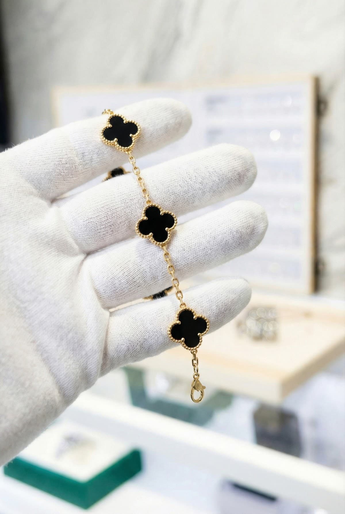Золотой браслет с бриллиантами Van Cleef Vintage Alhambra, оникс