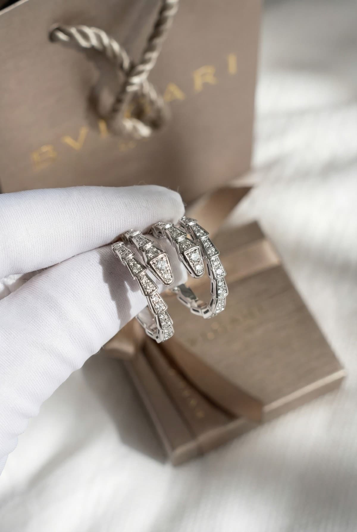 Золотые серьги с бриллиантами Bulgari Serpenti Viper